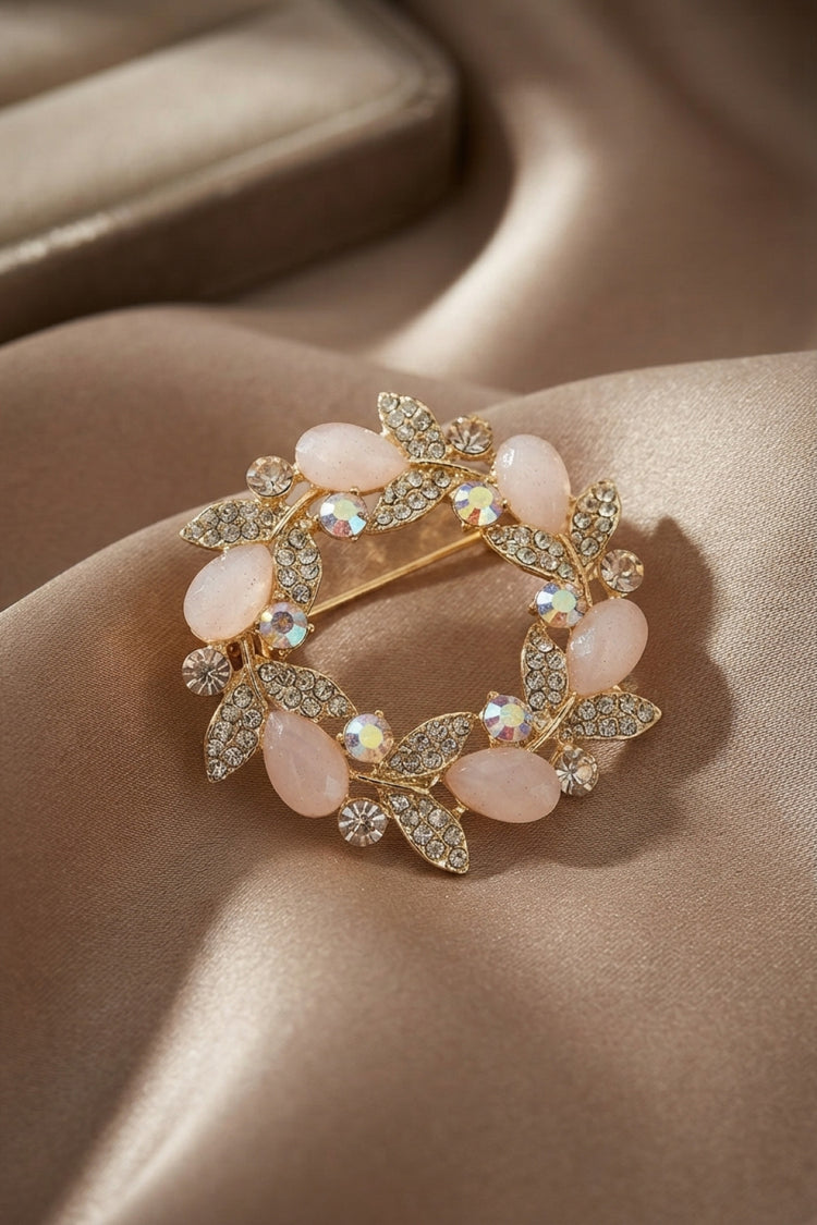Gold Pembe Detaylı Zirkon Taşlı Broş