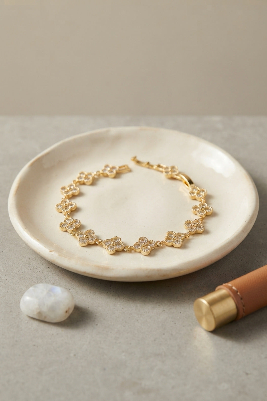 Gold Renk Zirkon Taşlı Yonca Model Kadın Bileklik