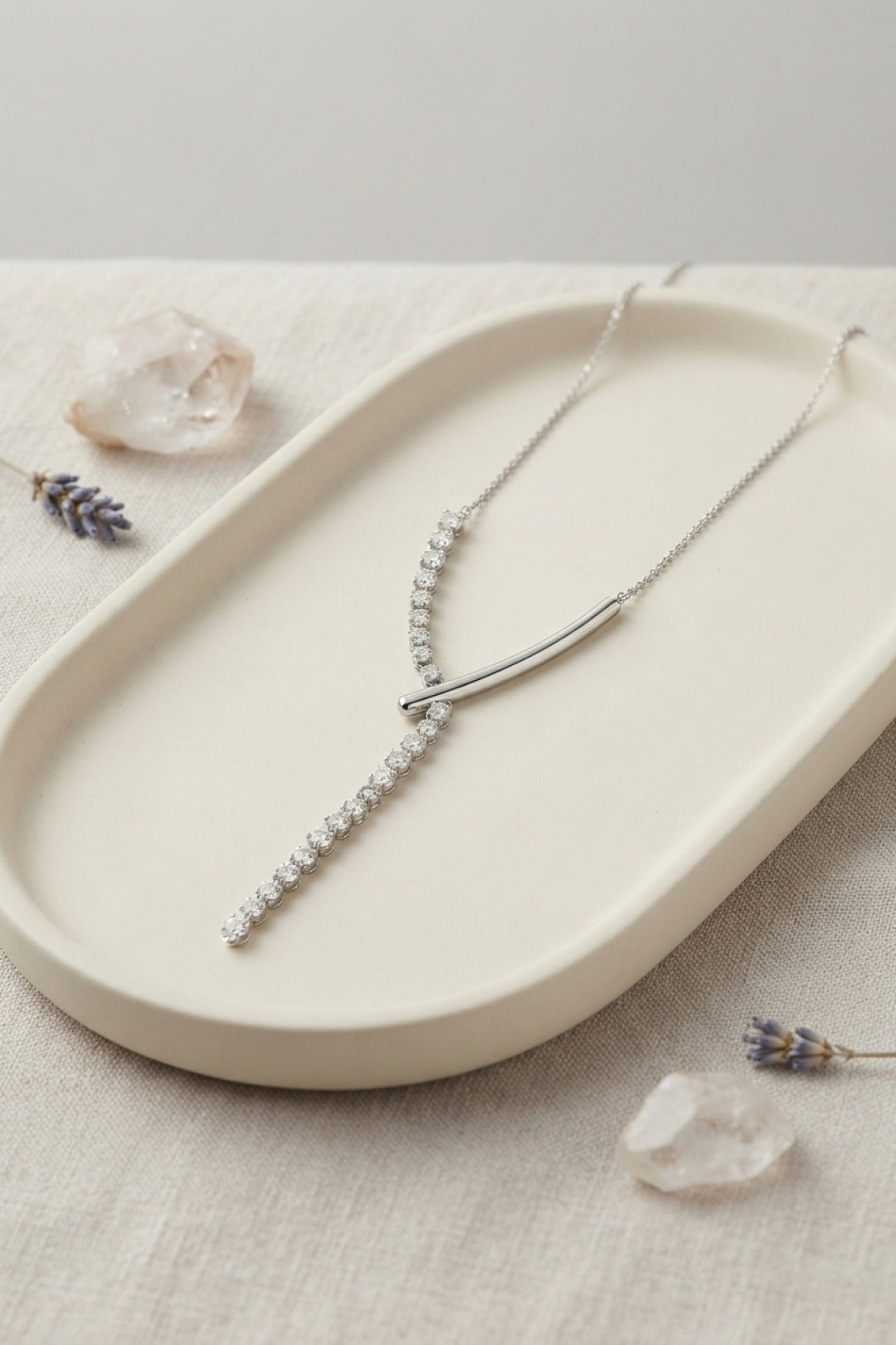 Pirinç Gümüş Renk Zirkon Taşlı Asimetrik Bar Model Kadın Kolye