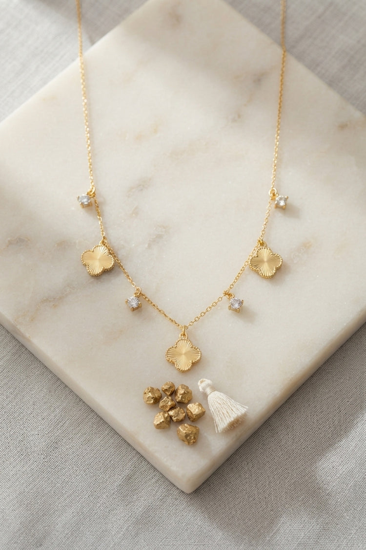 Pirinç Gold Renk Zirkon Taşlı Yonca Model Kadın Kolye