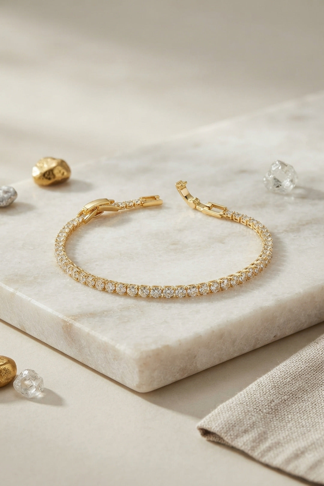Pirinç Gold Renk İnce Zirkon Taşlı Su Yolu Kadın Bileklik