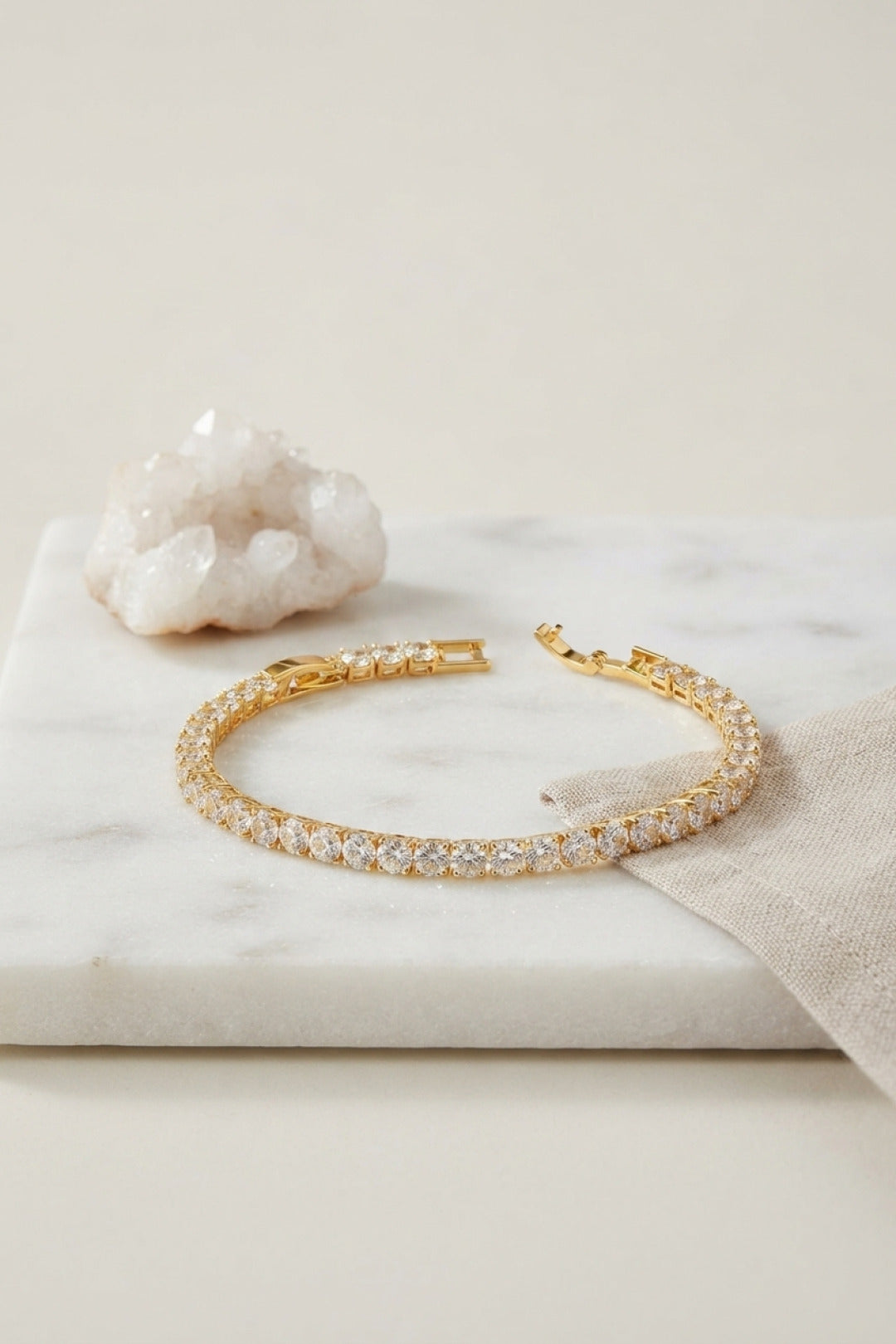 Pirinç Gold Renk Zirkon Taşlı Su Yolu Kadın Bileklik