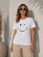 Kadın Minimal Gülümseyen Yüz Baskılı Tişört Kısa Kol Yazlık T-Shirt - Beyaz