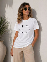 Kadın Minimal Gülümseyen Yüz Baskılı Tişört Kısa Kol Yazlık T-Shirt - Beyaz